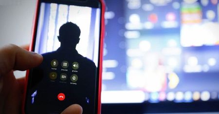 Obiecywali ogromne zyski, stracił 200 tys. zł. Tak działają internetowi oszuści