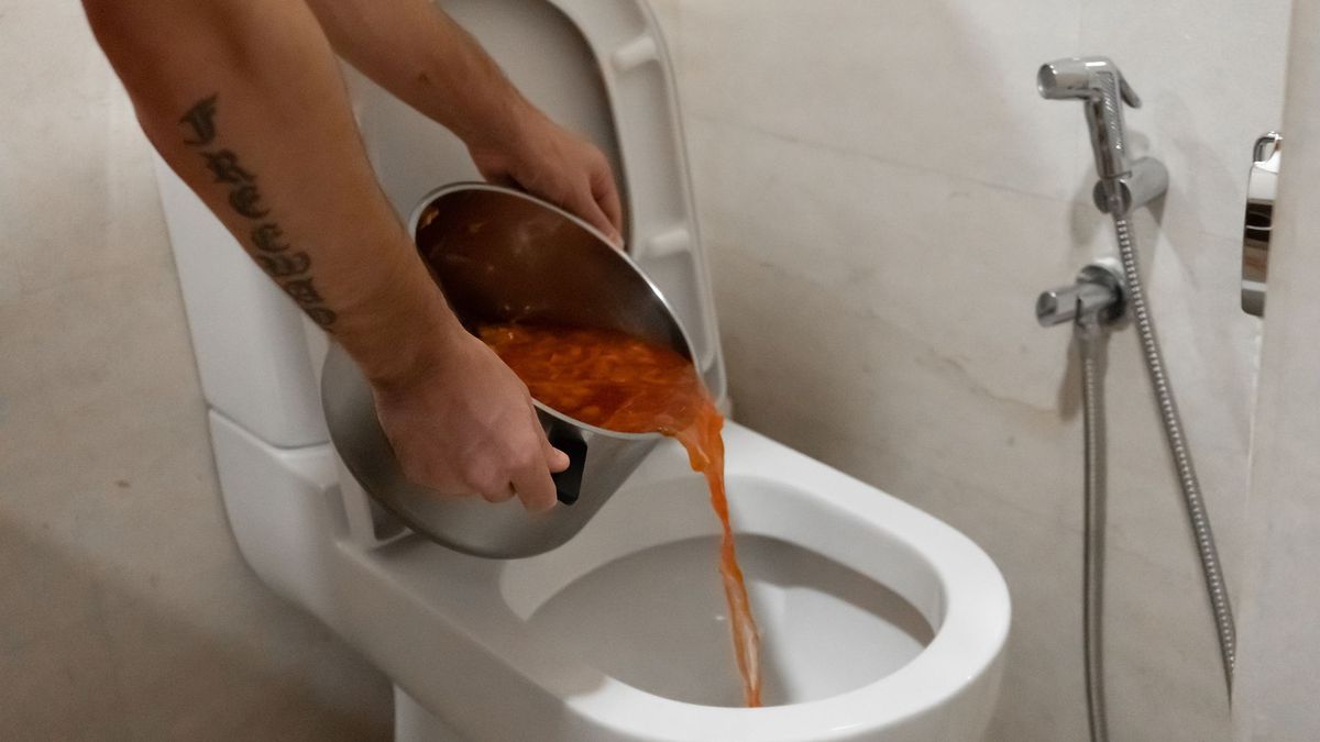 Dlaczego nie należy wylewać zupy do toalety?
