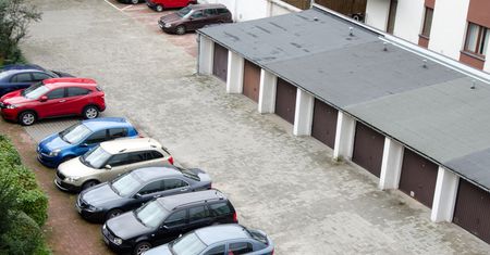 Prawa na osiedlowym parkingu. Gdzie i w jaki sposób można parkować?