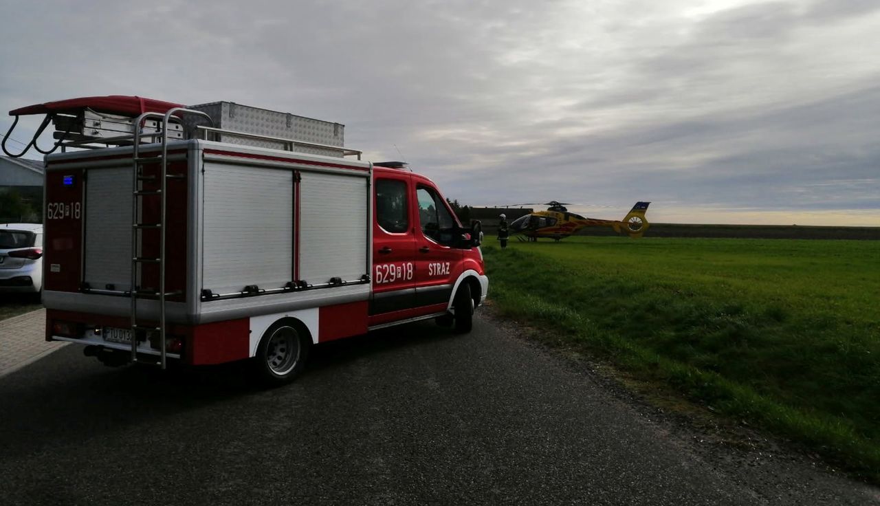 Auto wpadło do stawu. W środku 10-latka. Lądował śmigłowiec LPR