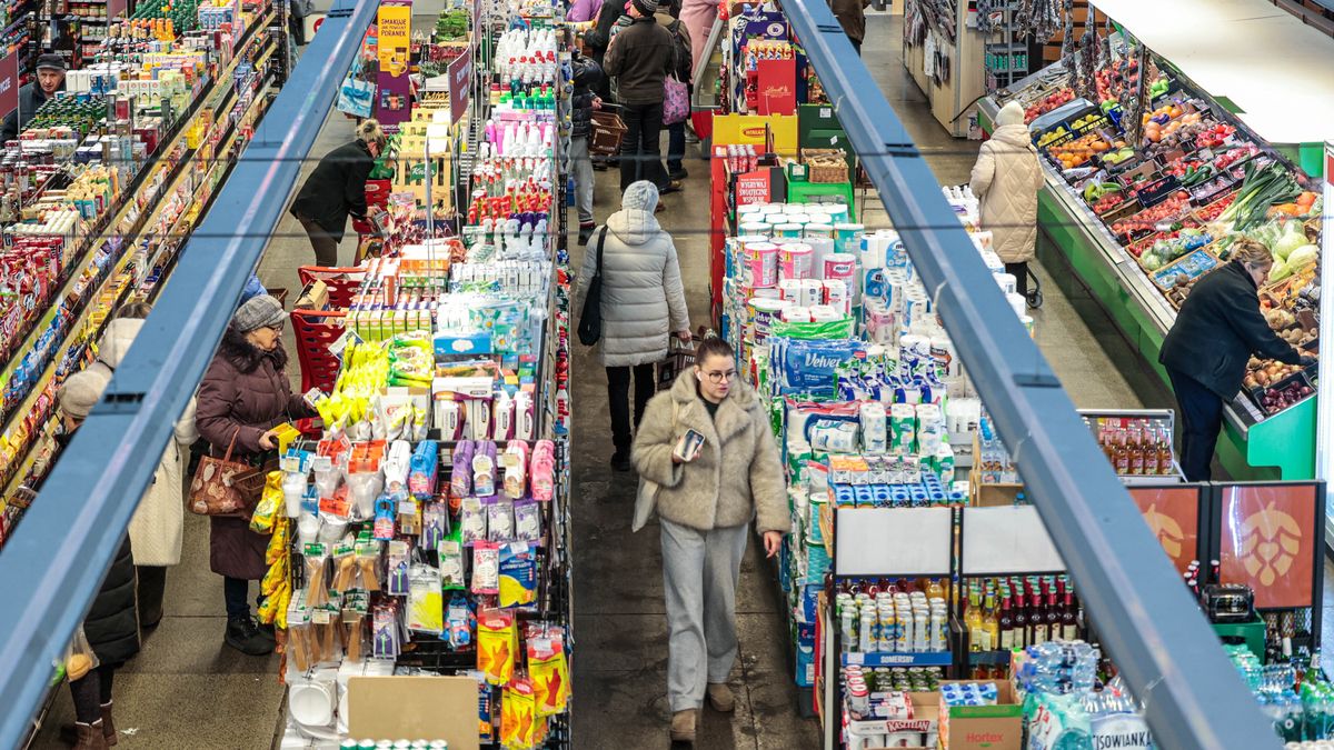 Warszawa, 23.12.2025. Przedświąteczne zakupy w Hali Mirowskiej w Warszawie, 23 bm. W tym roku Wigilia po raz pierwszy jest dniem wolnym od pracy; większość sklepów i punktów handlowych będzie zamknięta. (jm) PAP/Szymon Pulcyn