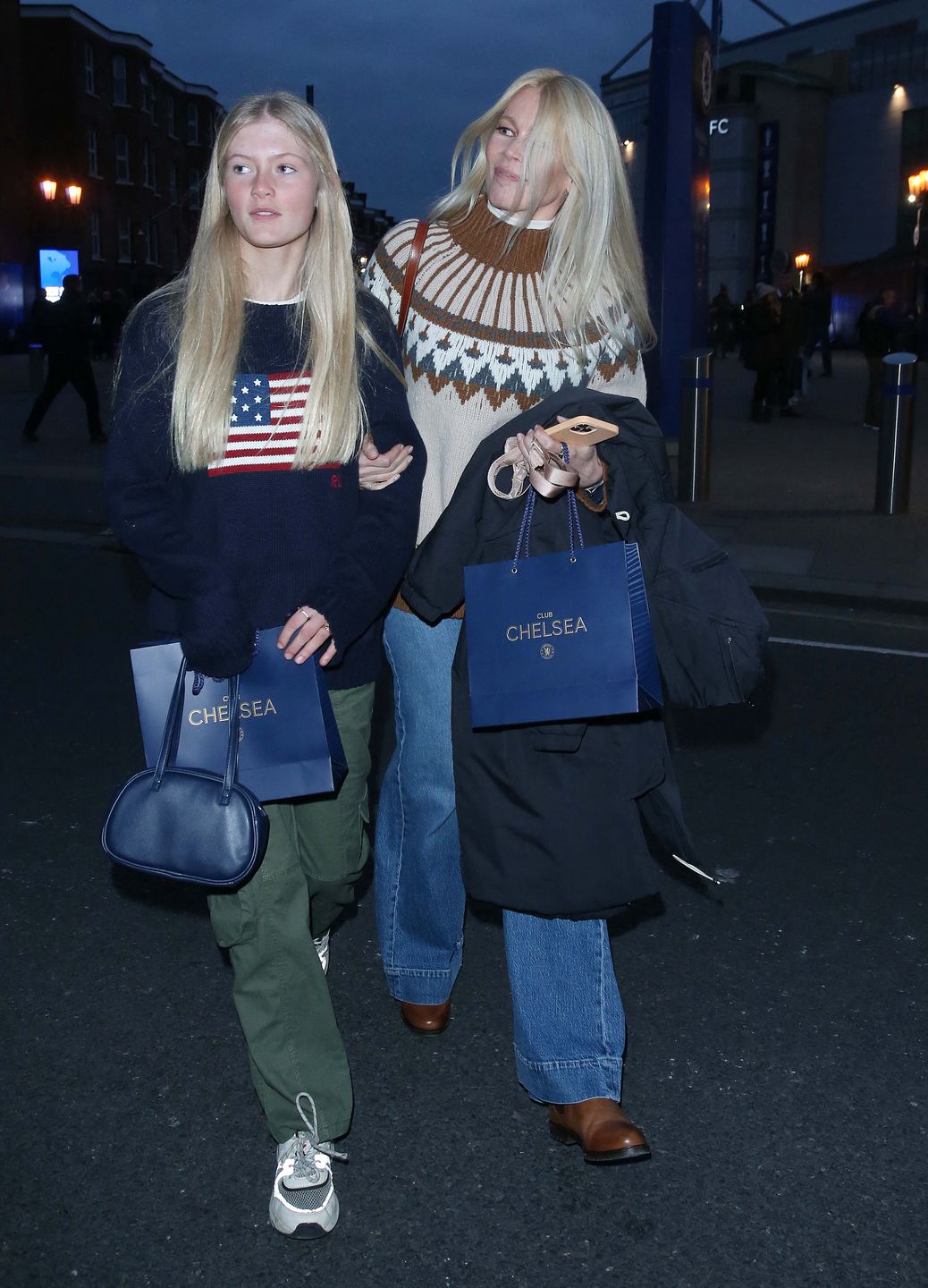 Claudia Schiffer wraca z meczu z rodziną