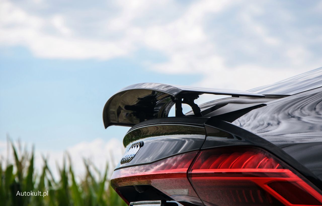 Na autostradzie Audi S7 wysuwa spojler, by jeszcze pewniej trzymał się drogi.