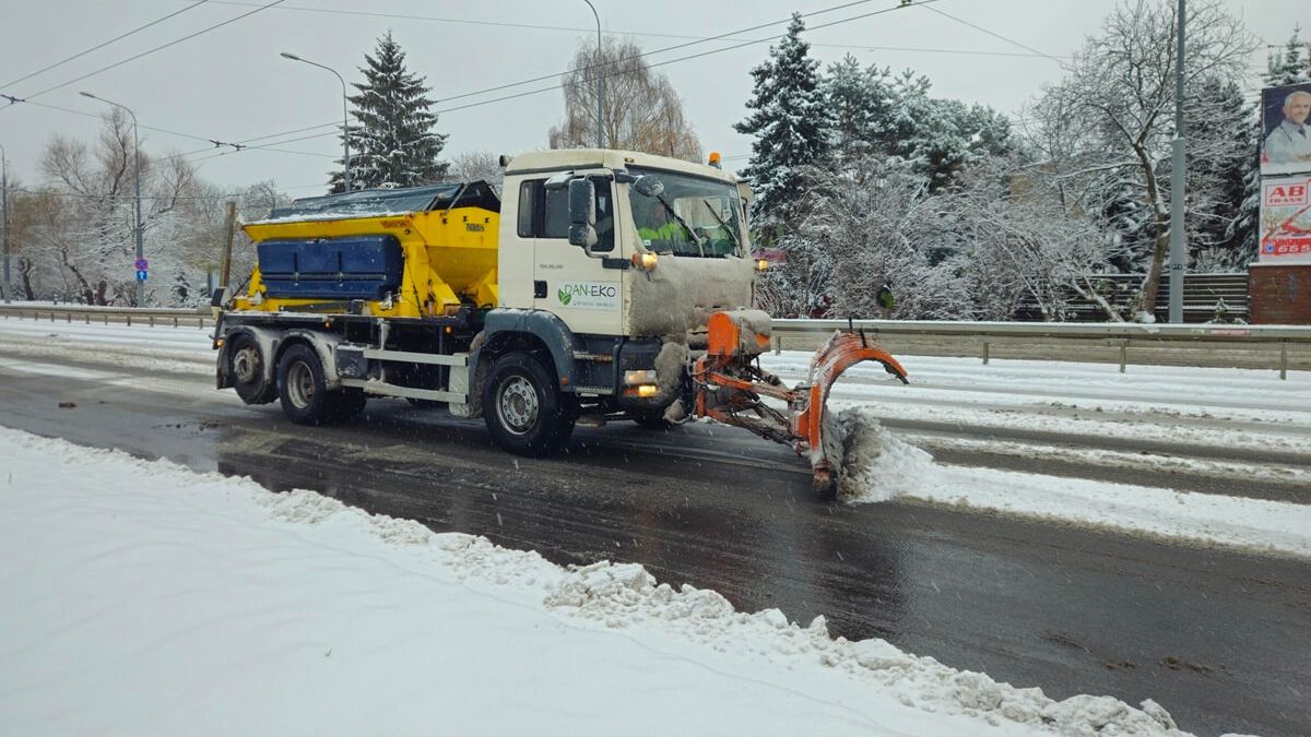 Pługosolarka odśnieżająca jezdnię