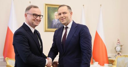 Duda wręczył Nawrockiemu swoją książkę. "Będziesz mnie lepiej znał"