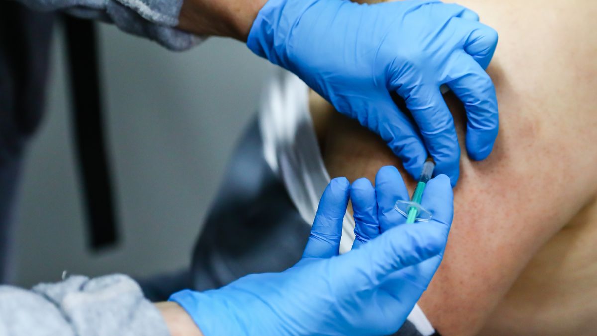 Vaxigrip Tetra to szczepionka przeciwko grypie w formie zawiesiny do wstrzykiwań, która zawiera inaktywowany wirus grypy.