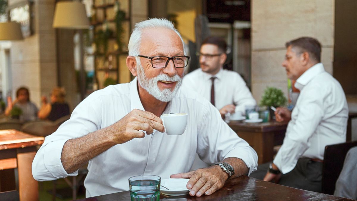Senior pije kawę