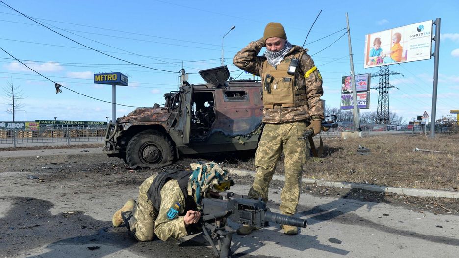Rosja zaatakowa?a Ukrain?TOPSHOT - Ukrainian Territorial Defence fighters test the automatic grenade launcher taken from a destroyed Russian infantry mobility vehicle GAZ Tigr after the fight in Kharkiv on February 27, 2022. - Ukrainian forces secured full control of Kharkiv on February 27, 2022 following street fighting with Russian troops in the country's second biggest city, the local governor said. (Photo by Sergey BOBOK / AFP)SERGEY BOBOK