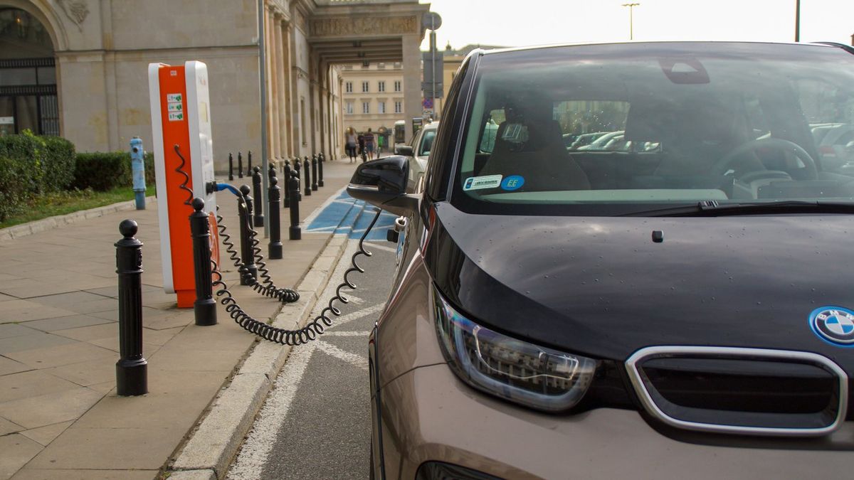 Samochód elektryczny, ładowarka, ładowanie, BMW i3s