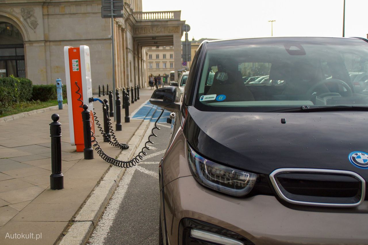 Nowe ładowarki elektryków dla małych samorządów. To jednak nadal kropla w morzu potrzeb