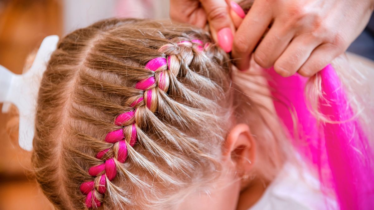 Wakacyjne warkoczyki mogą prowadzić do poważnych problemów z włosami i skórą głowy