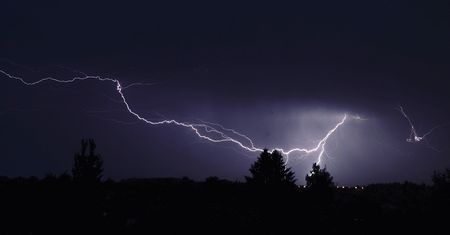 Alert RCB dla woj. lubelskiego. Burze, silny wiatr i grad. „Możliwe przerwy w dostawie prądu”