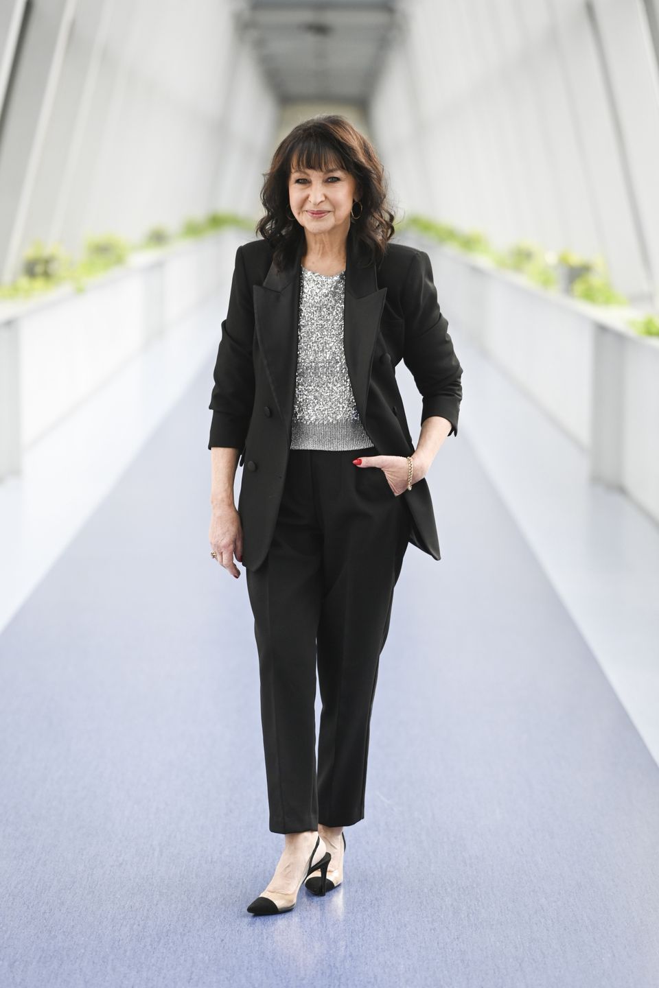 scena z: Krystyna Giżowska, SK:, , fot. Gillert/AKPAdamskie, garnitur czarny, kobieta, listopad 2022, skarpetki beżowe, sylwetka, szpilki czarno-beżowe, marynarka czarna, bluzka srebrna, bluzka z cekinami, Krystyna Giżowska