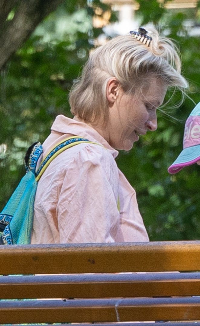 Agnieszka Żulewska bawi się z synem w parku