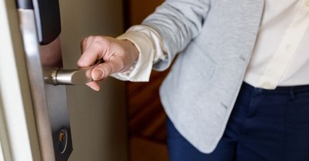 Nocujesz w hotelu? Zrób od razu tę rzecz, poczujesz się bezpieczniej