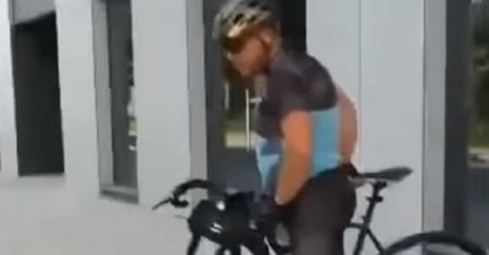 Wściekły rowerzysta pobił nastolatków. Nagranie z Gdańska