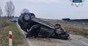 Samochód dachował na drodze między miejscowościami Gniewoszów a Sarnów