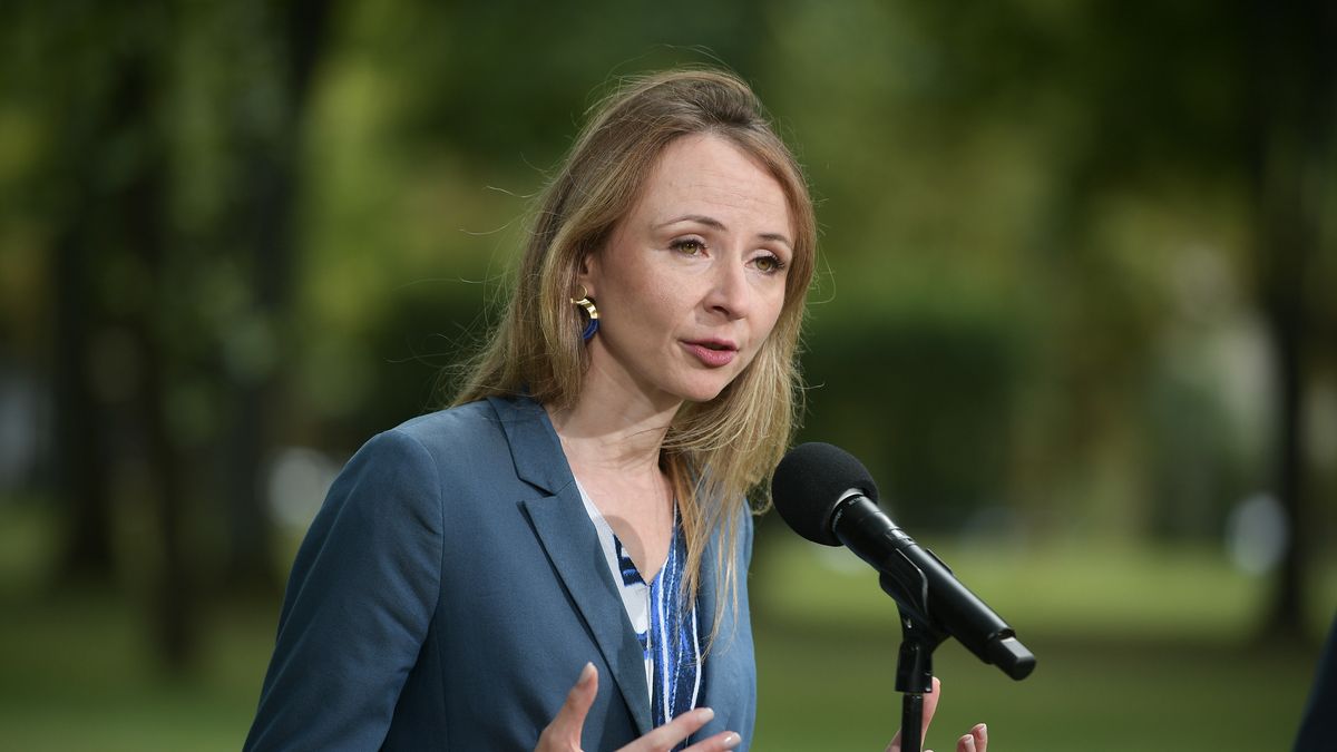 Agnieszka Dziemianowicz-B�k
Warszawa, 23.07.2024. Minister rodziny, pracy i polityki spo�ecznej Agnieszka Dziemianowicz-B�k na konferencji prasowej po posiedzeniu rz�du przed siedzib� KPRM w Warszawie, 23 bm. Rz�d poprze obywatelski projekt ustawy w sprawie renty wdowiej. (aldg) PAP/Marcin Obara
Marcin Obara
konferencja, kprm, polityk polityka, posiedzenie, prasowa, rada ministr�w, renta wdowia, rz�d, rz�du, briefing, prasowy, Agnieszka Dziemianowicz B�k, ministra