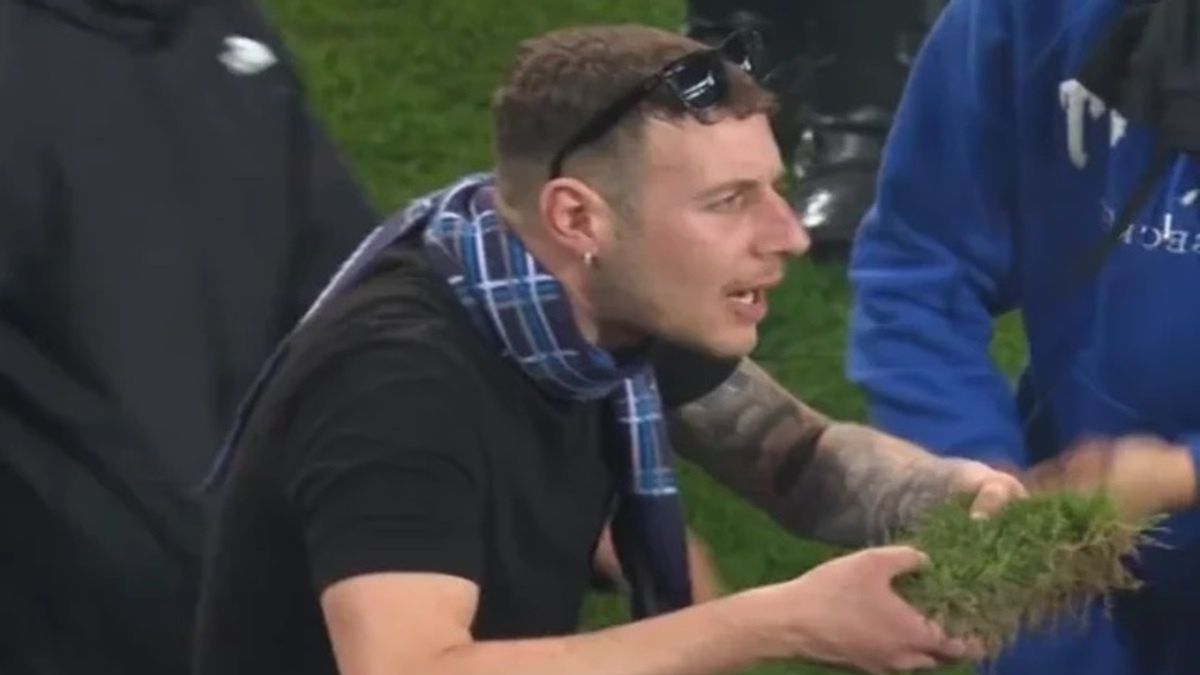 Kibic Napoli wyniósł kawałek boiska ze stadionu Udinese Calcio