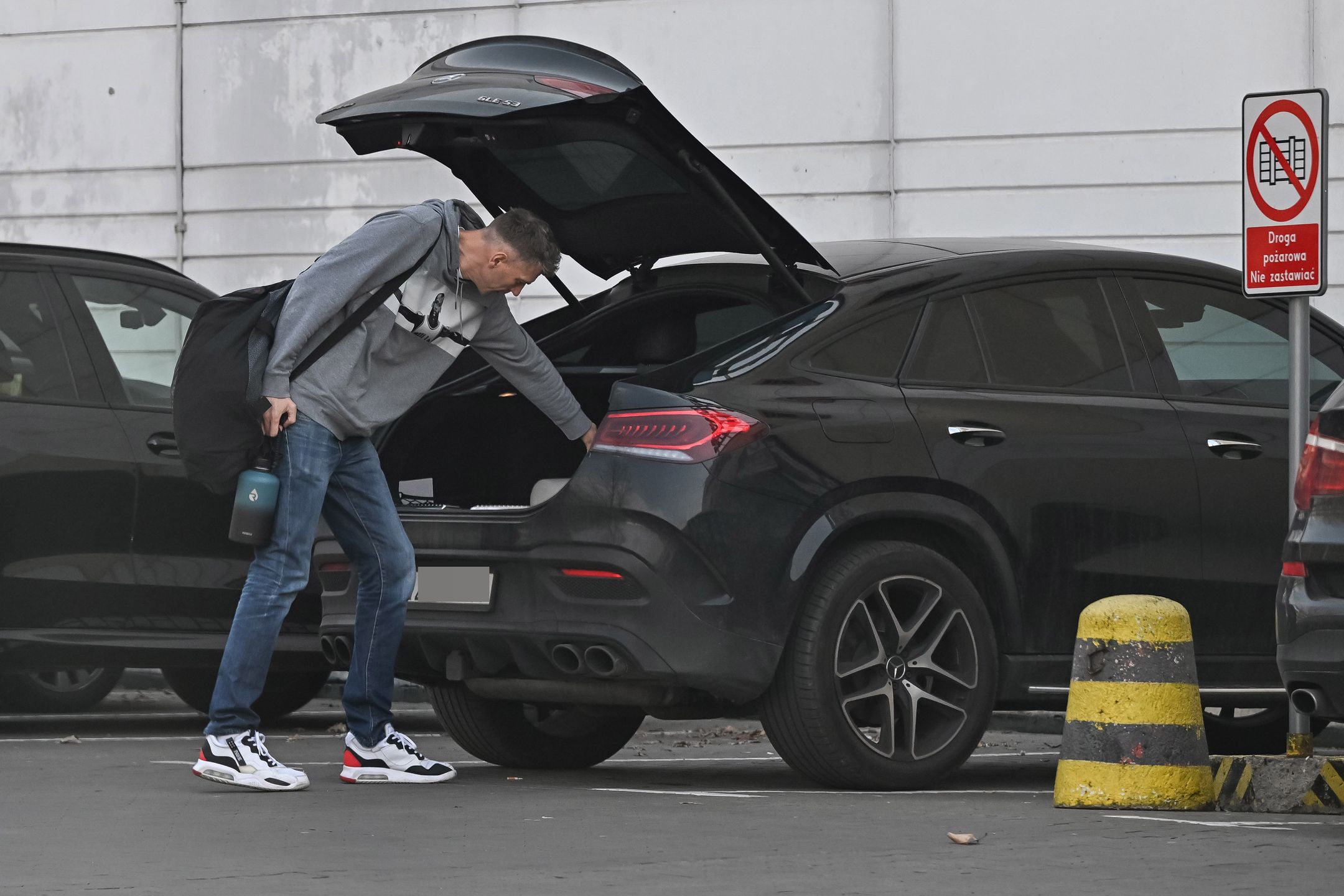 Cezary Trybański wozi się mercedesem za kilkaset tysięcy złotych