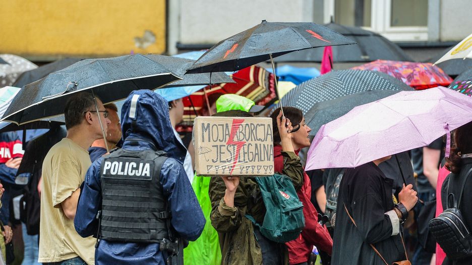 Protest przed IV Komisariatem Policji w Krakowie przeciwko czynnościom jakie policjanci przeprowadzili na pani Joannie