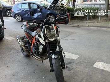Warszawa: Motocyklista zderzył się z autem i uciekł pieszo z miejsca zdarzenia