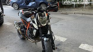 Warszawa: Motocyklista zderzył się z autem i uciekł pieszo z miejsca zdarzenia