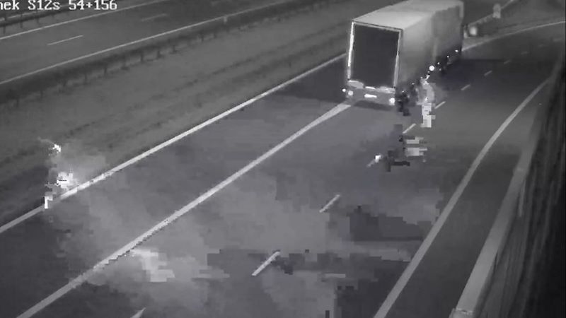 Kierowca ciężarówki na rozjeździe pojechał prosto