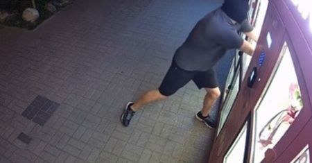 Nagrali go z łomem w Poznaniu. Skandaliczne zachowanie mężczyzny