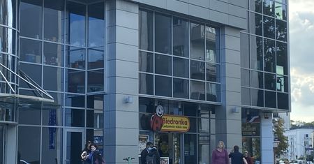 Warszawa. Na niedzielne zakupy można pójść do Biedronki. Są czynne