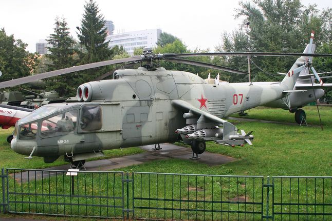 Wczesna wersja śmigłowca - Mi-24A z "płaską" kabiną