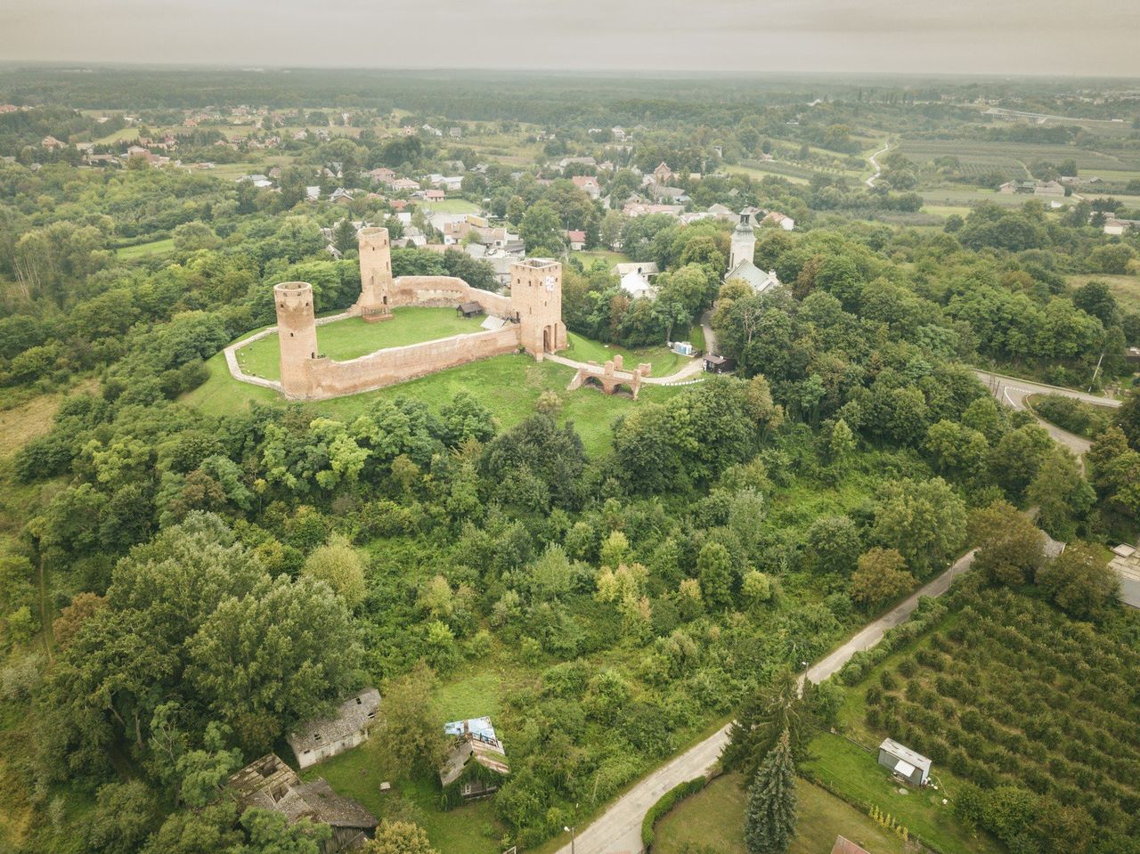 Krótka wycieczka z Warszawy: 11 pomysłów na weekend pod stolicą. Gejzery piaskowe, żelazne ptaki, całuśne bagno i inne cuda