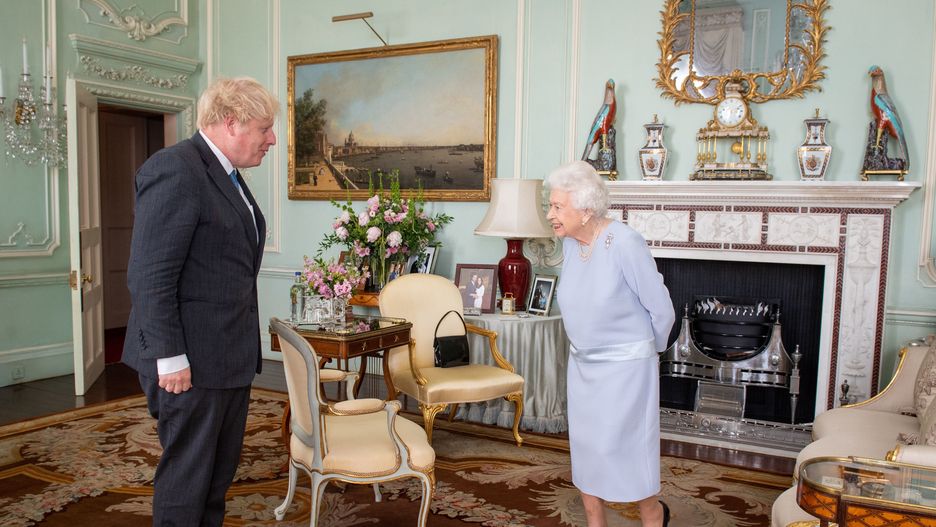 Boris Johnson po raz pierwszy od początku pandemii spotkał się z królową twarzą w twarz