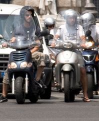 Motocyklem na czerwonym