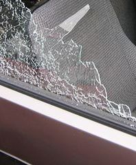 Młotkiem uszkodzili 35 samochodów