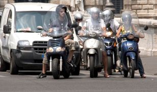 Motocyklem na czerwonym