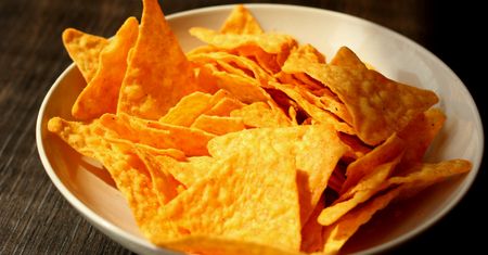 Nachos o smaku serowym i o niskiej zawartości tłuszczu (zawierają olestrę)