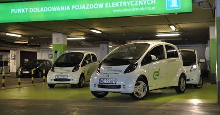 Ładowanie elektrycznego auta