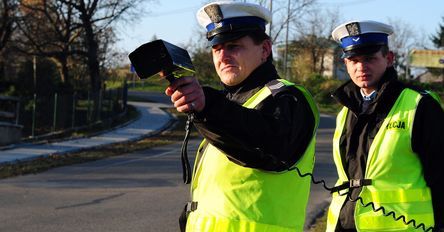 Policjanci prowadzili po pijaku