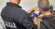 Włamał się do wieży ratowniczej, a potem pijany zasnął na skradzionych noszą