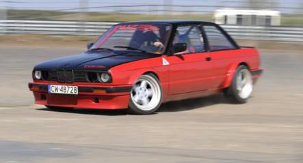 BMW E30: W drodze do sukcesu