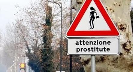 Kobieta pracująca przy drodze