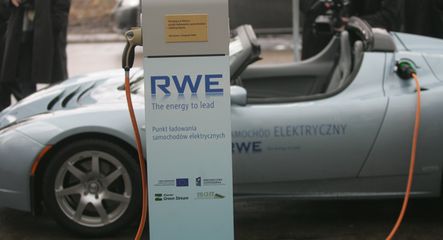 Pierwszy punkt ładowania pojazdów elektrycznych