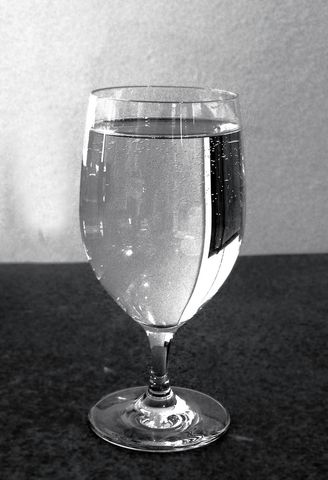 Woda bez gazu w butelce (marki Danone) z dodatkiem fluoru