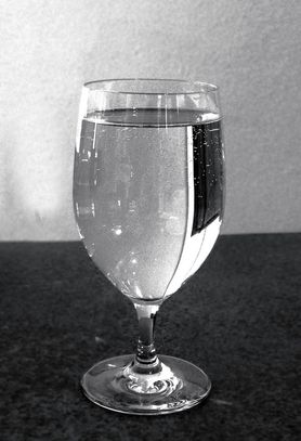 Woda bez gazu w butelce (marki Danone) z dodatkiem fluoru