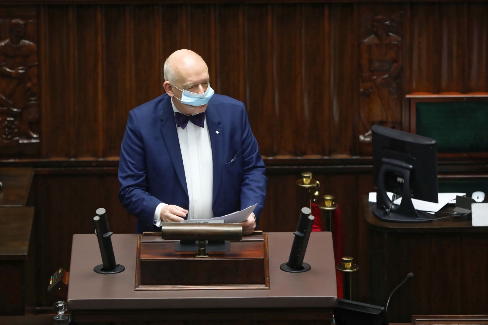 Korwin-Mikke sprzeciwia się maseczkom w Sejmie. Oryginalne uzasadnienie...