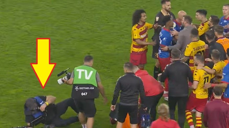 YouTube / YouTube PKO Ekstraklasa / Kamerzysta upadający na murawę