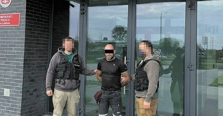 Recydywista wypuszczony z aresztu. Chwilę po wyjściu omal nie zabił mężczyzny