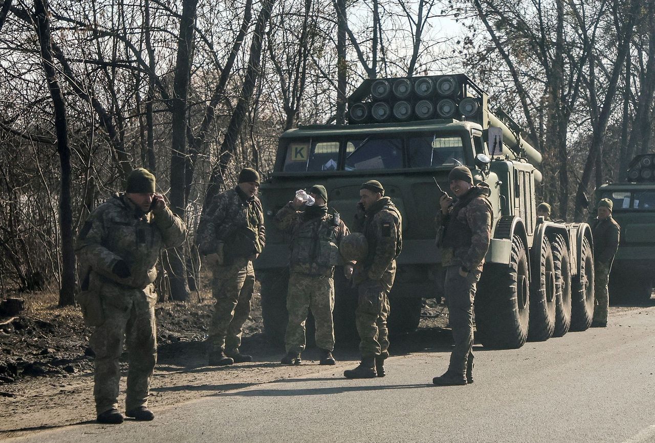 Ukraińscy żołnierze przy wyrzutni rakiet w Charkowie.