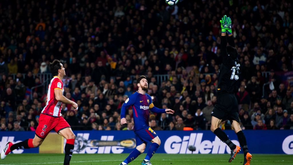 Lionel Messi lobuje bramkarza